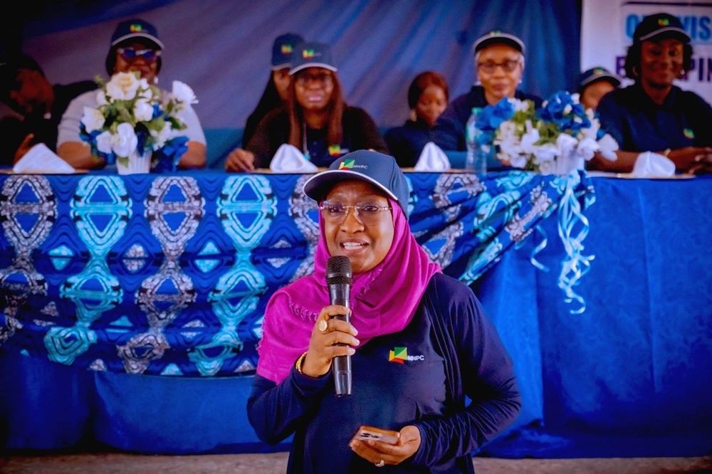 Female Executives of NNPC Ltd visits Government Girls Secondary School ...